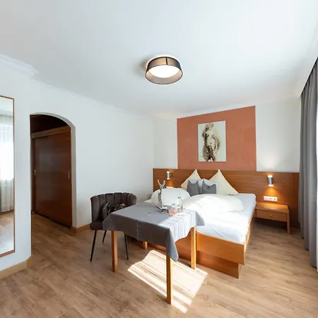 Pension St.Lukas Pfunds Buitenkant foto